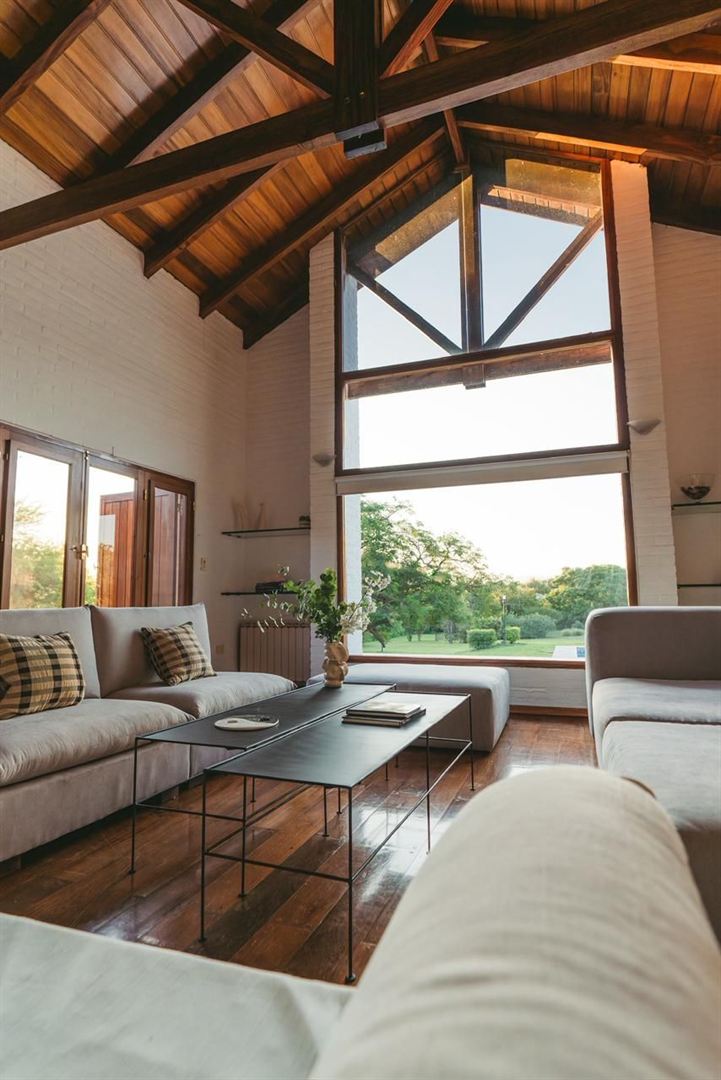 Living con techos de madera de la Casa Quinta