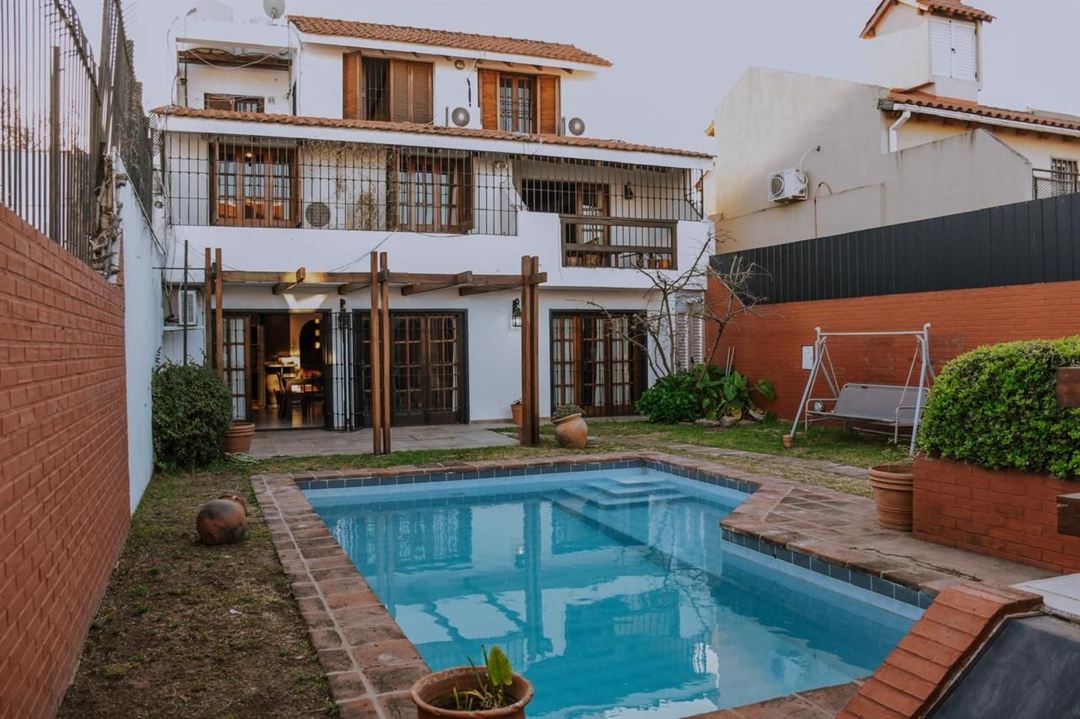 Casa Cerro de las Rosas — pileta y parque