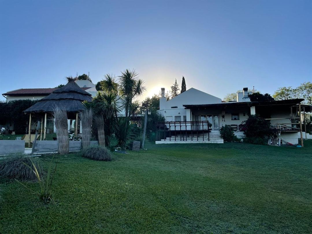 Casa con galería de paja