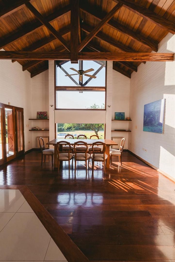 Comedor con techos altos de madera