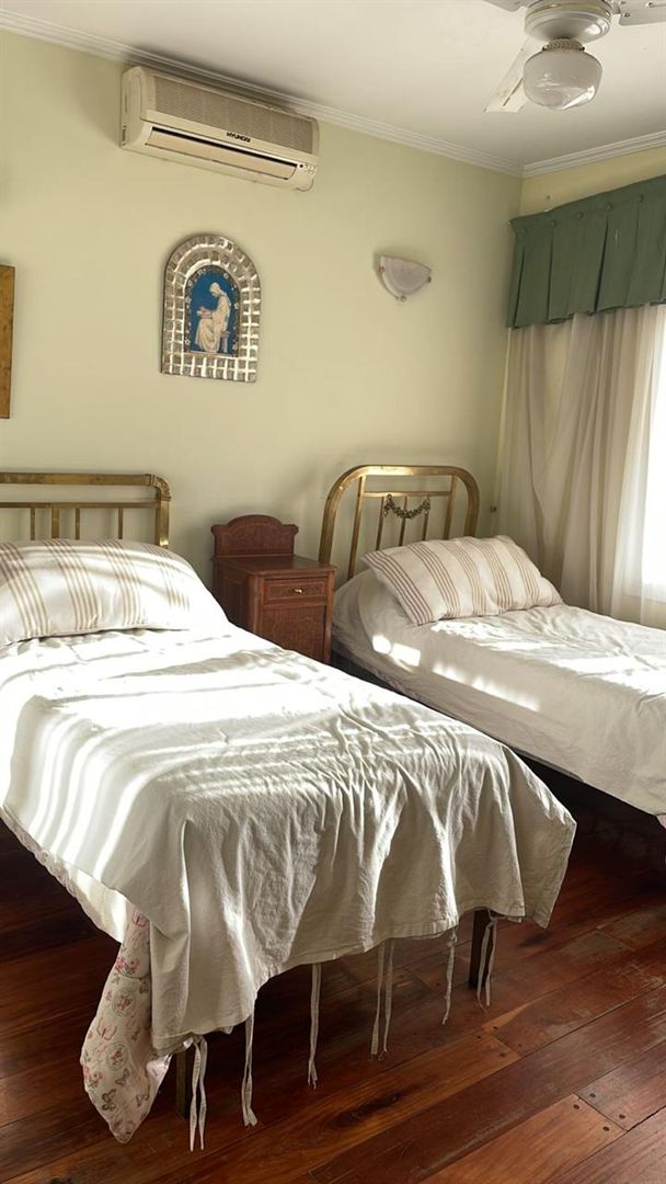Dormitorio con camas de bronce