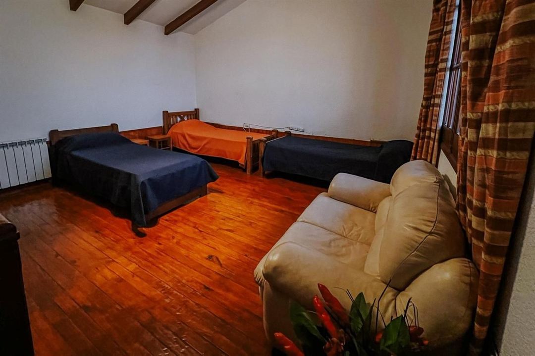 Dormitorio con varias camas