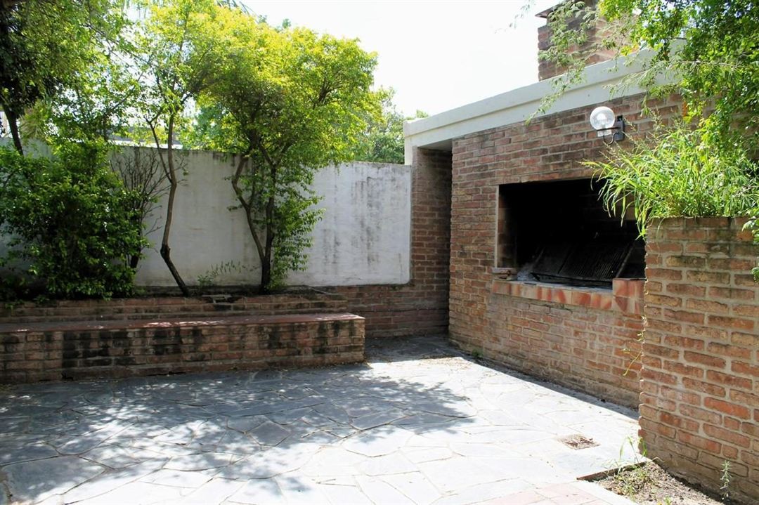 Asador de ladrillo en el patio