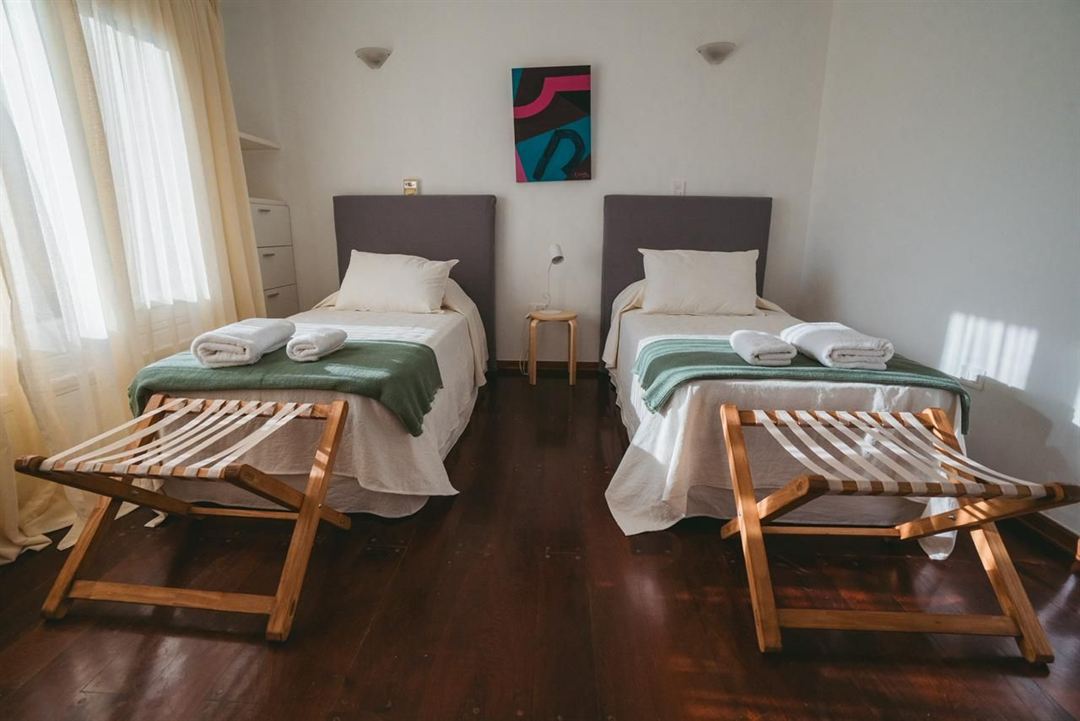Dormitorio con dos camas
