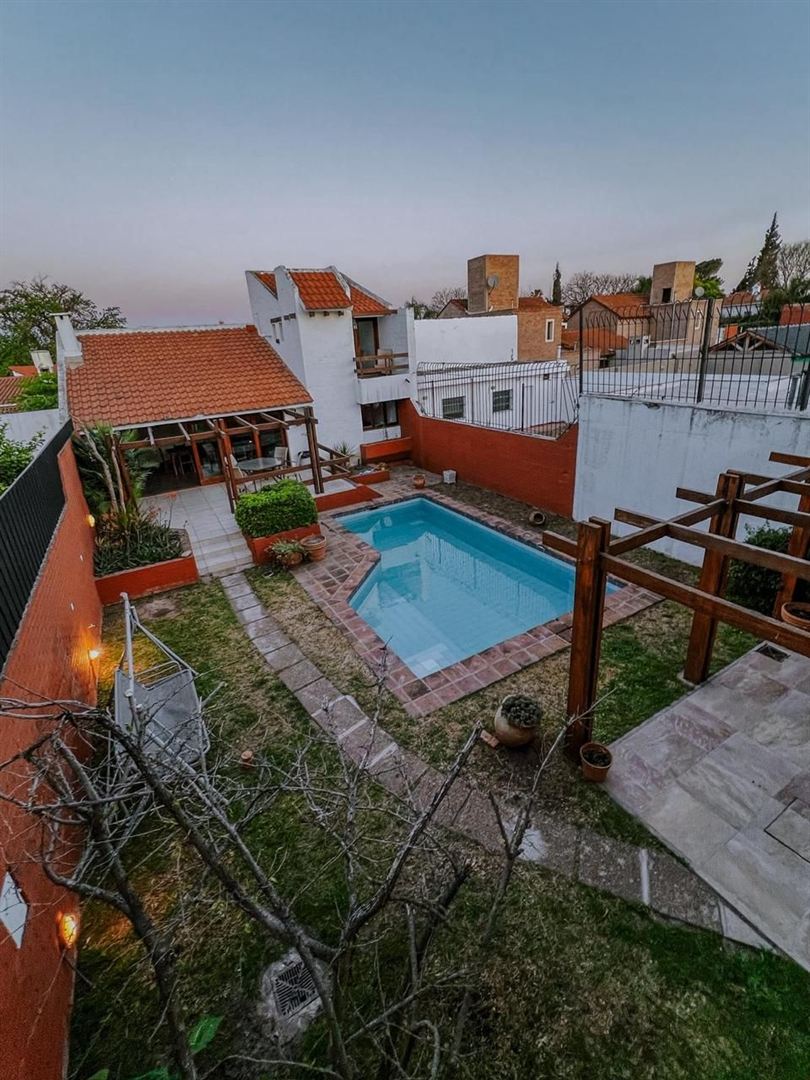 Vista aérea de la casa y la pileta
