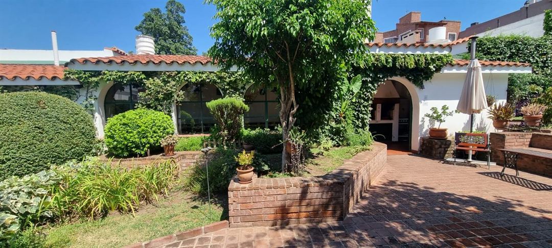 Patio colonial con arcos