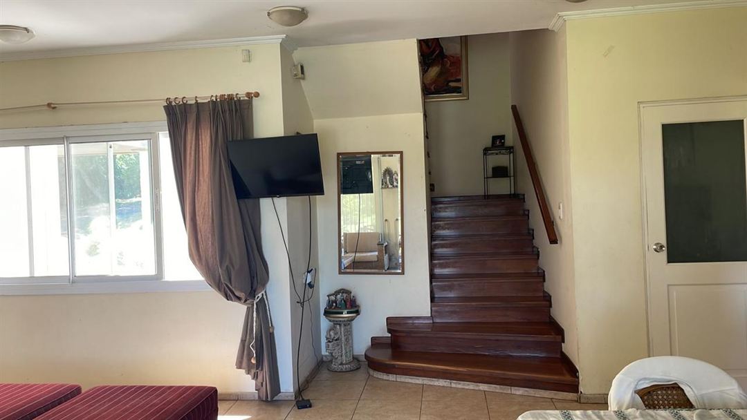 Estar y escalera