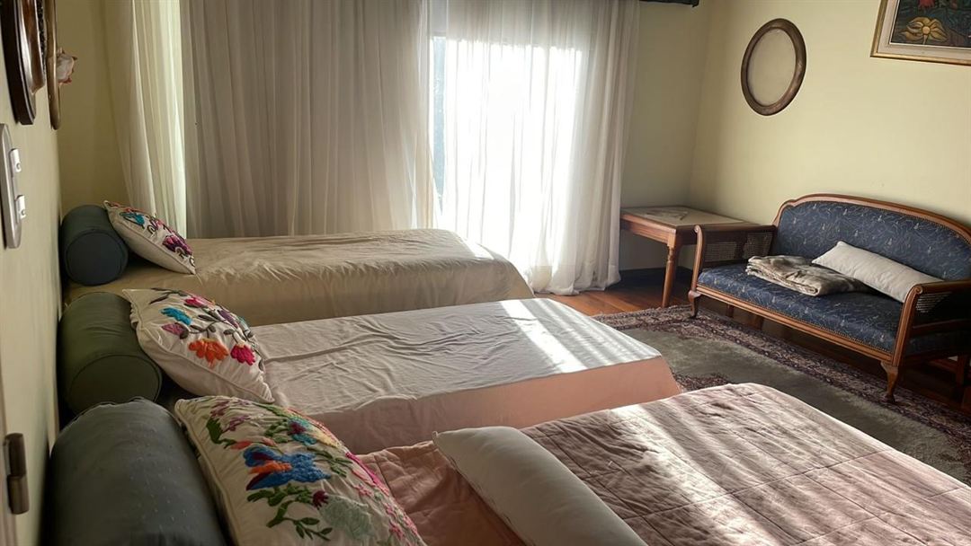 Dormitorio con tres camas