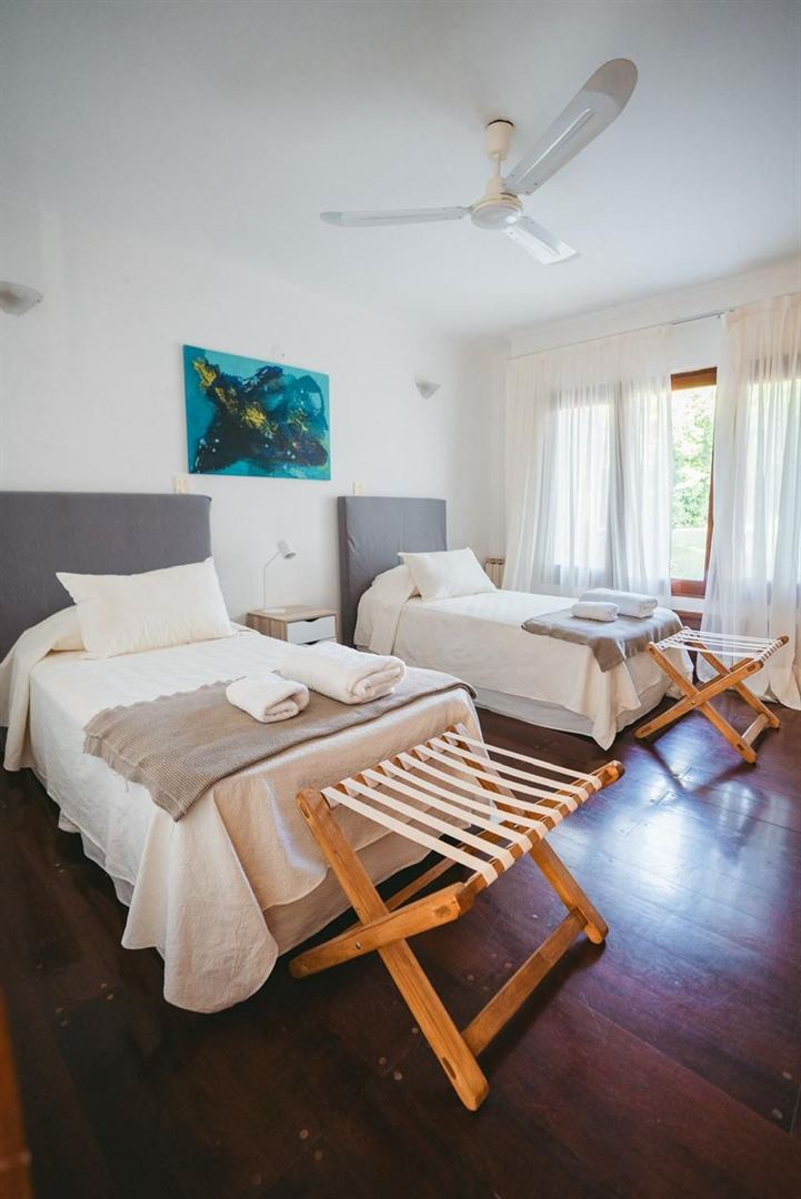 Dormitorio con ventilador de techo
