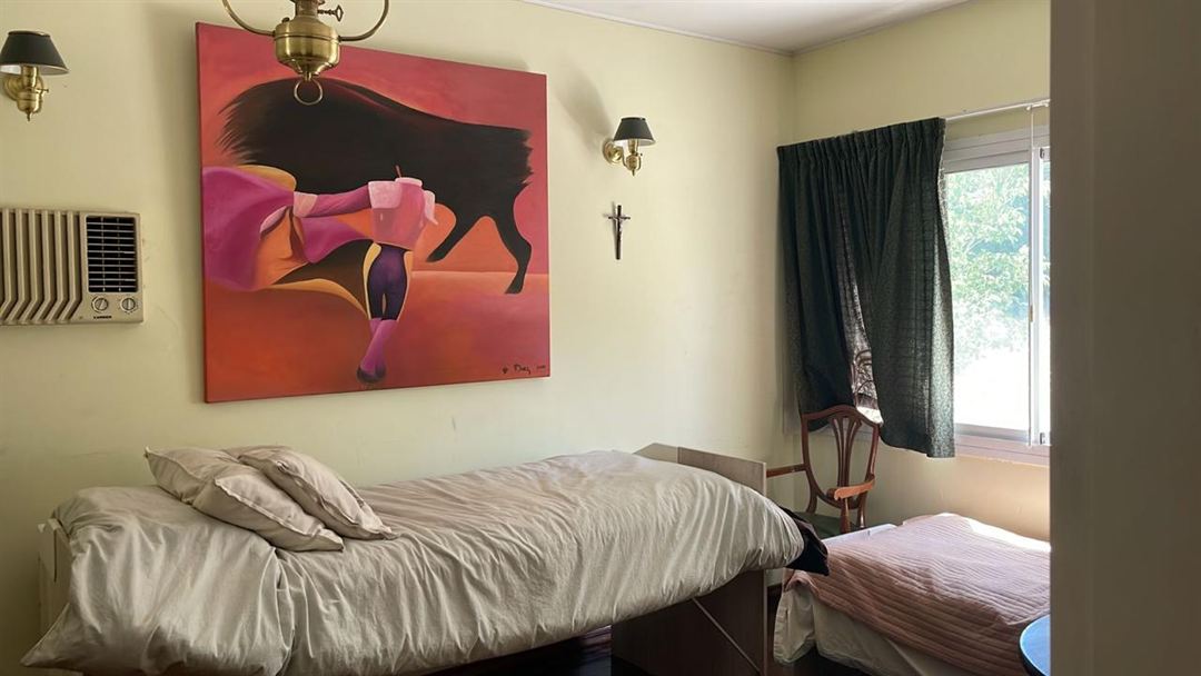 Dormitorio con cuadro