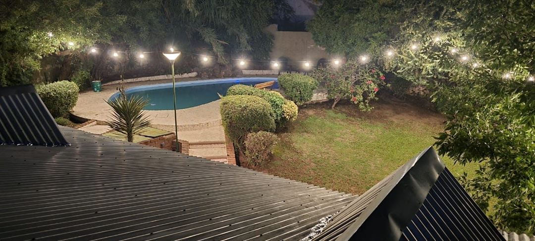 Casa Urca — pileta iluminada de noche