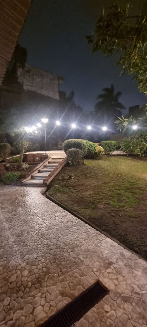 Parque iluminado de noche