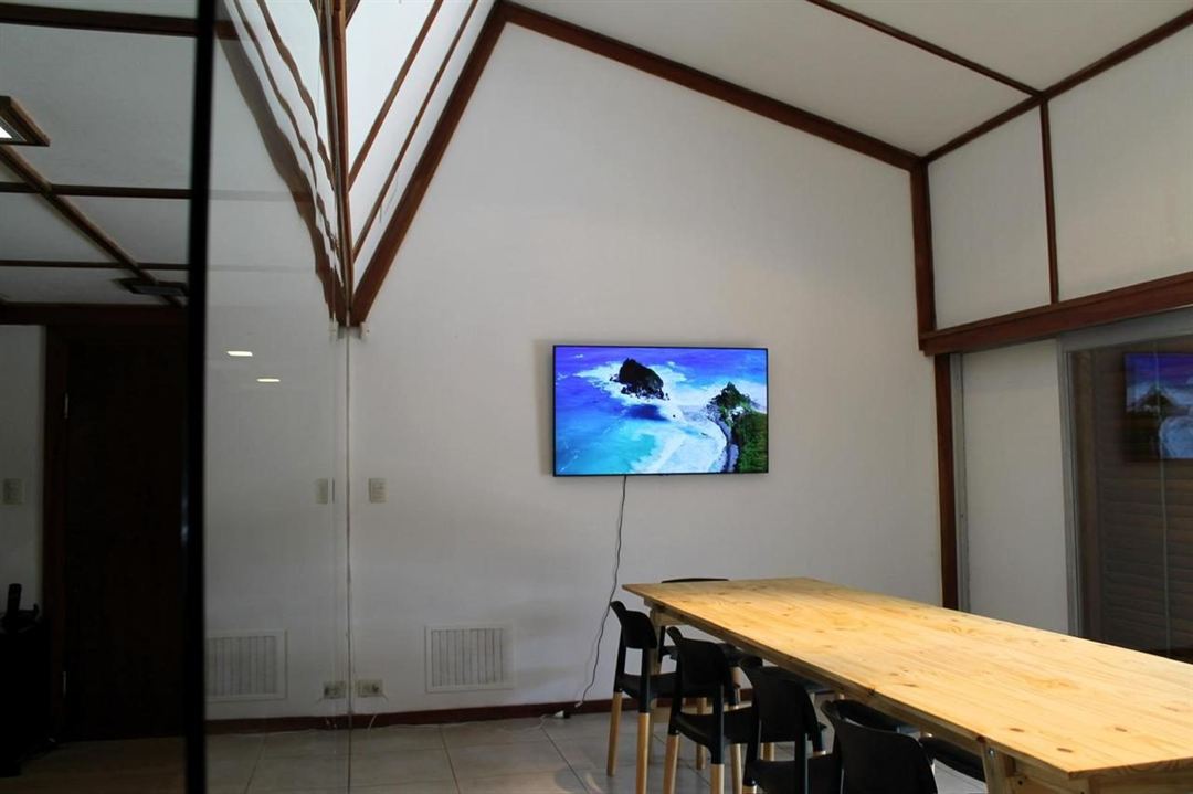 Comedor con techo alto y Smart TV