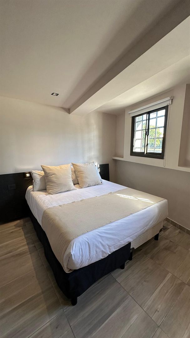 Dormitorio con cama doble