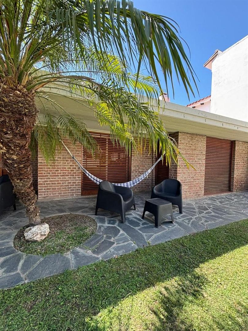 Casa Rafael Núñez — pileta y parque
