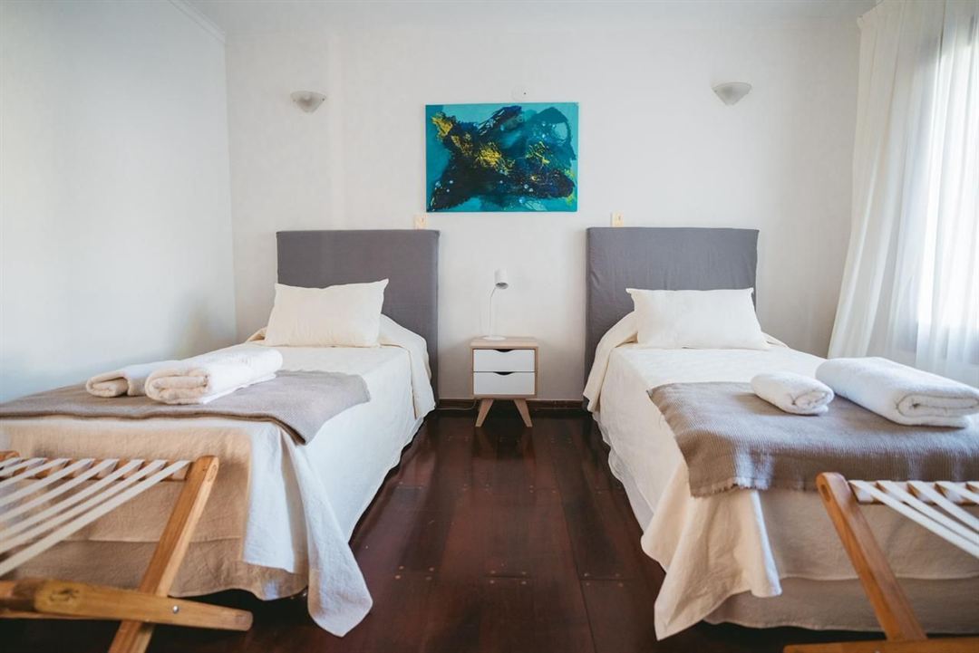 Dormitorio con dos camas