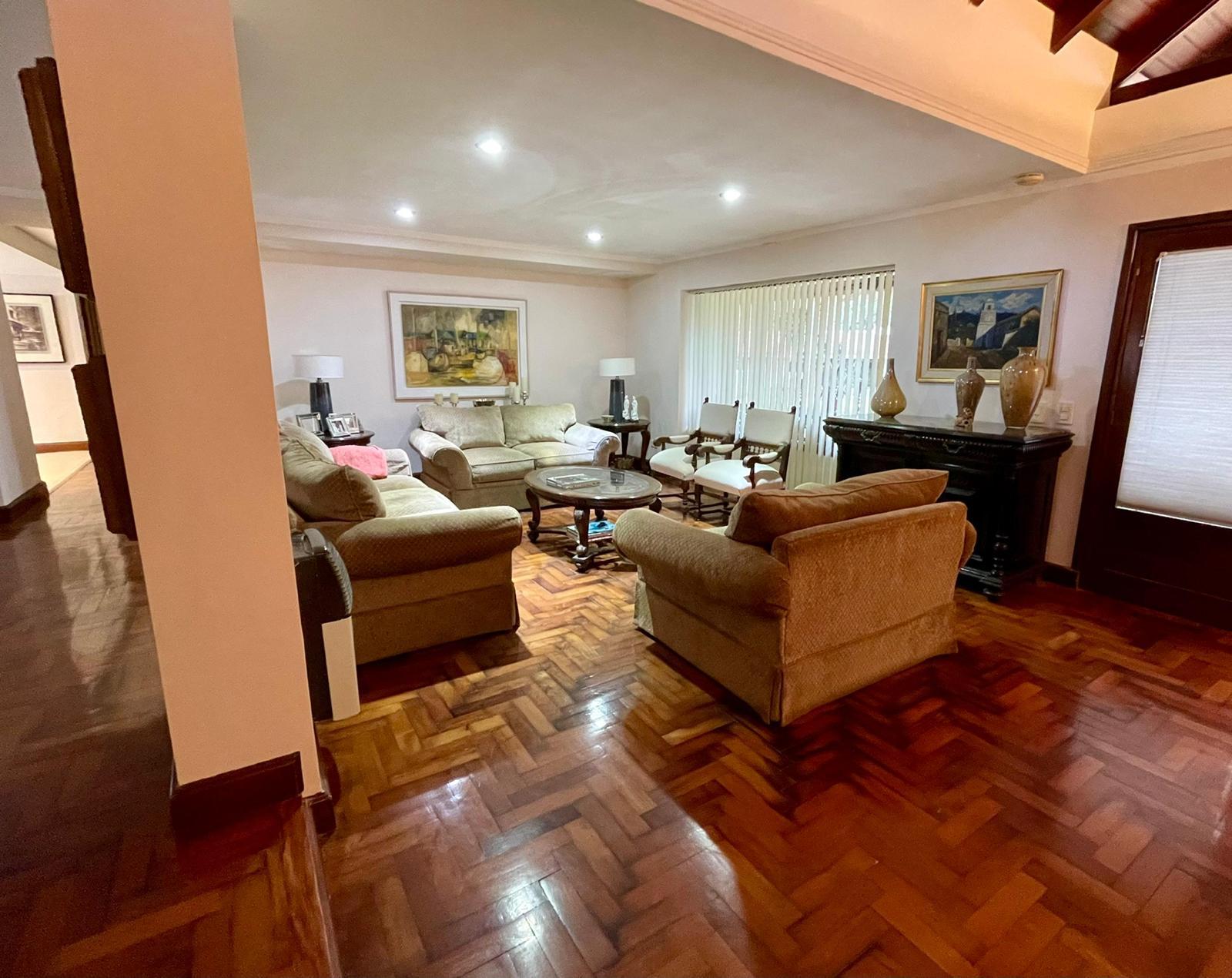 Living formal con piso de pinotea