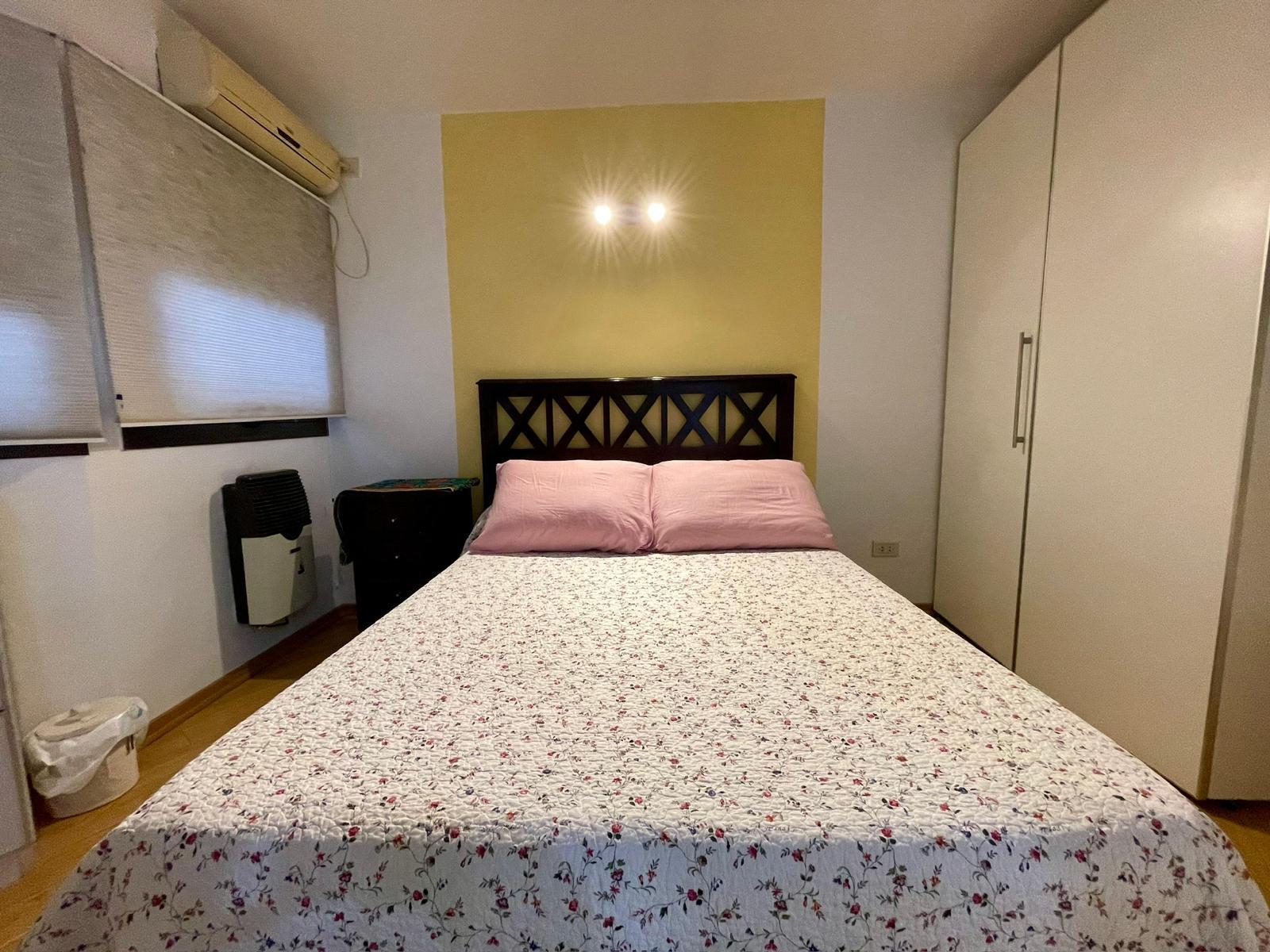 Dormitorio con pared color mostaza