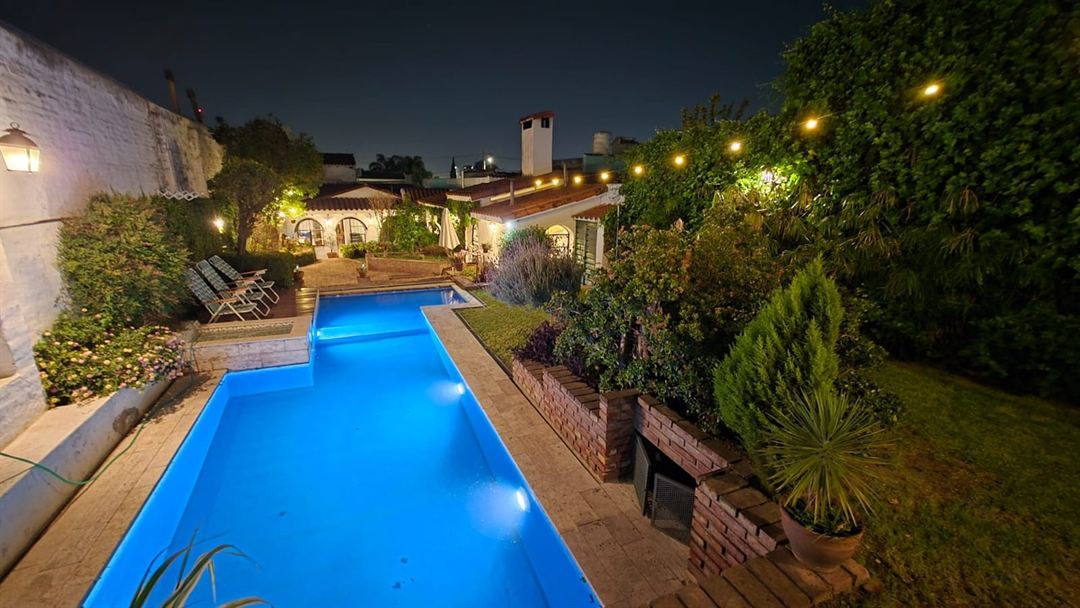 Casa Zona Norte — pileta y parque de noche