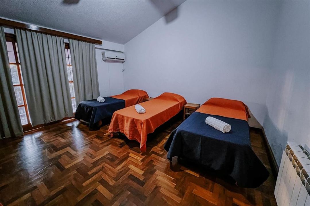 Dormitorio con tres camas