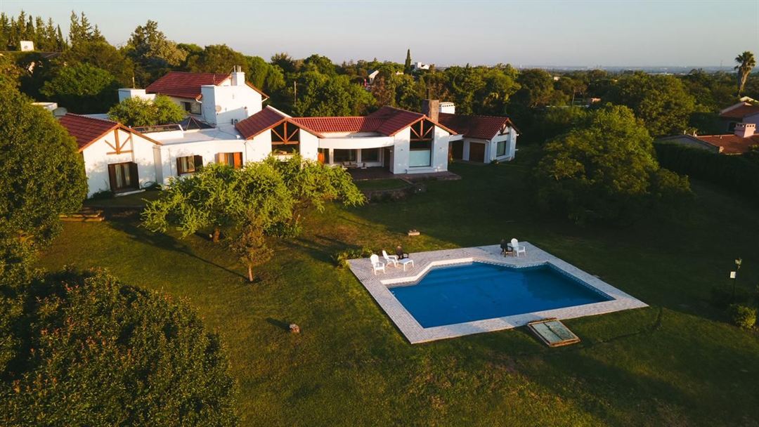 Casa Quinta — vista aérea con pileta y parque