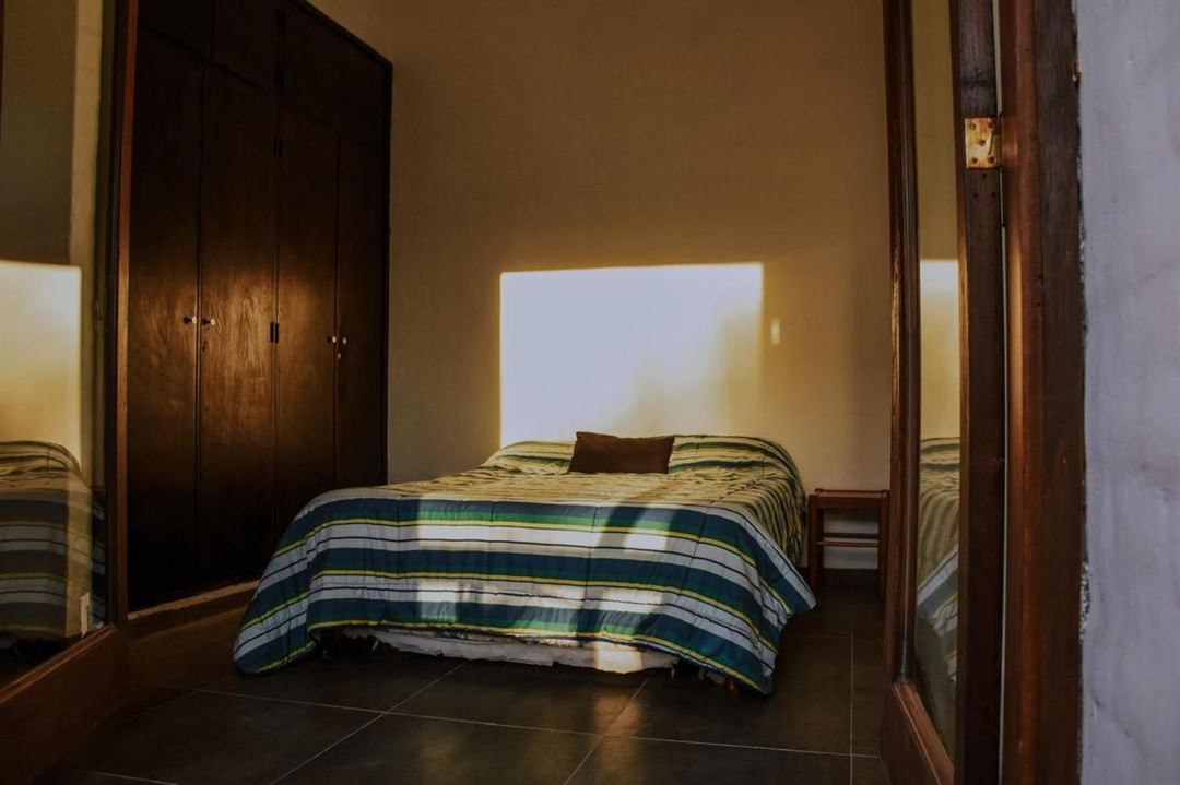 Dormitorio con cama doble y placard
