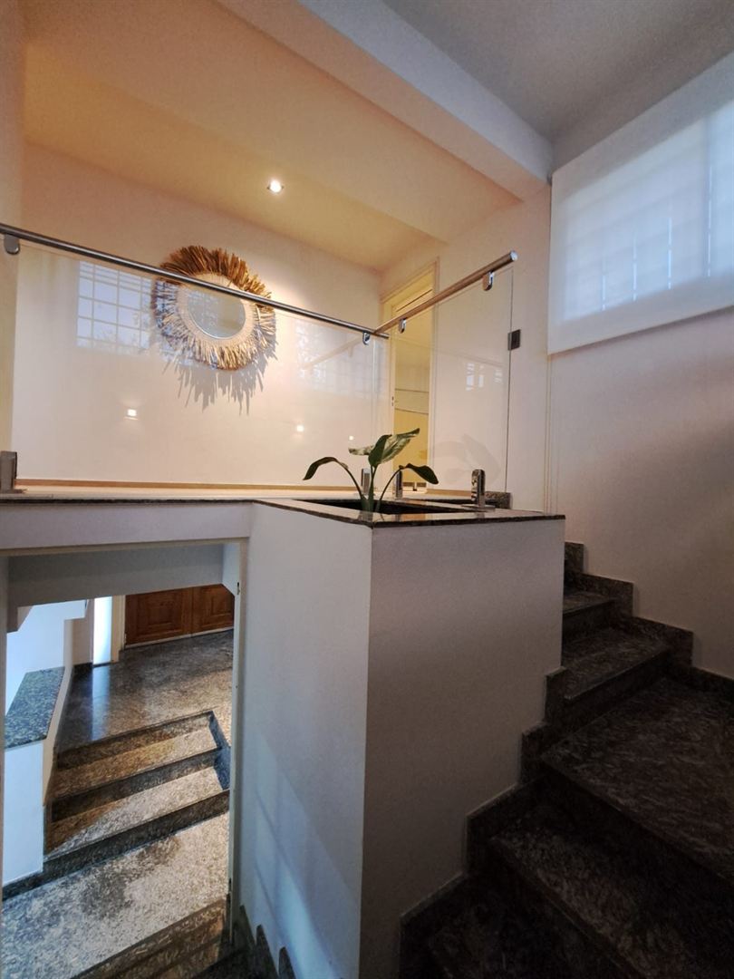 Escalera con baranda de vidrio