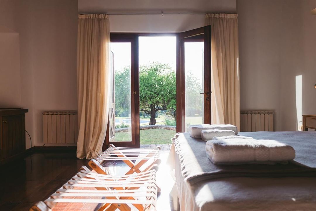 Dormitorio con salida al parque