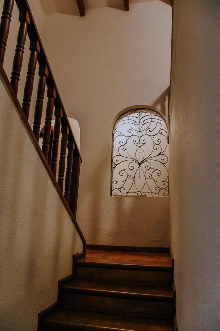 Escalera con vitral de hierro