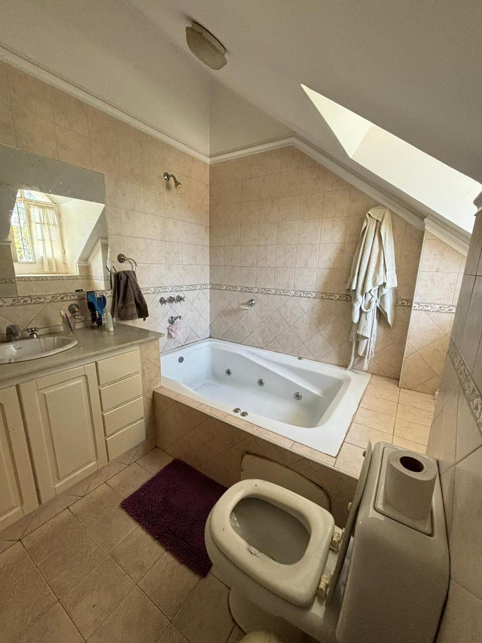 Baño con bañera de hidromasaje