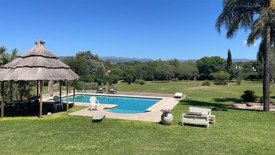 Casa Villa Allende — pileta y parque