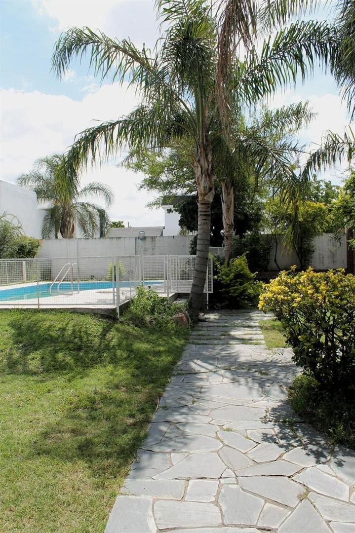 Living con dos sillones y hogar
