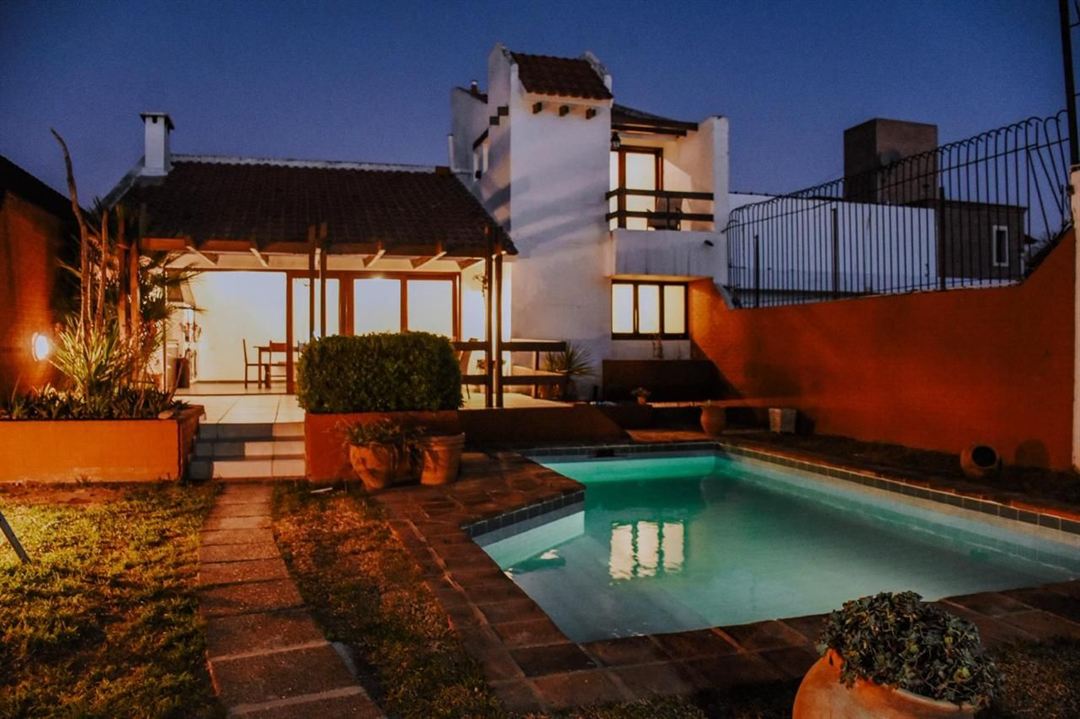 Casa de Cerro de las Rosas al atardecer
