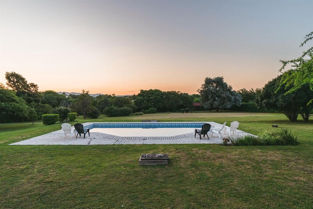 Pileta y parque al atardecer