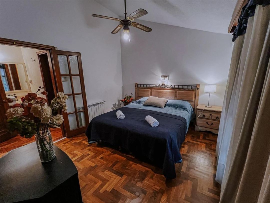 Dormitorio con cama doble