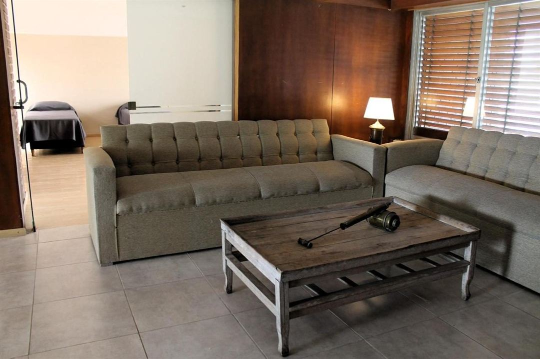 Comedor con mesa larga y TV