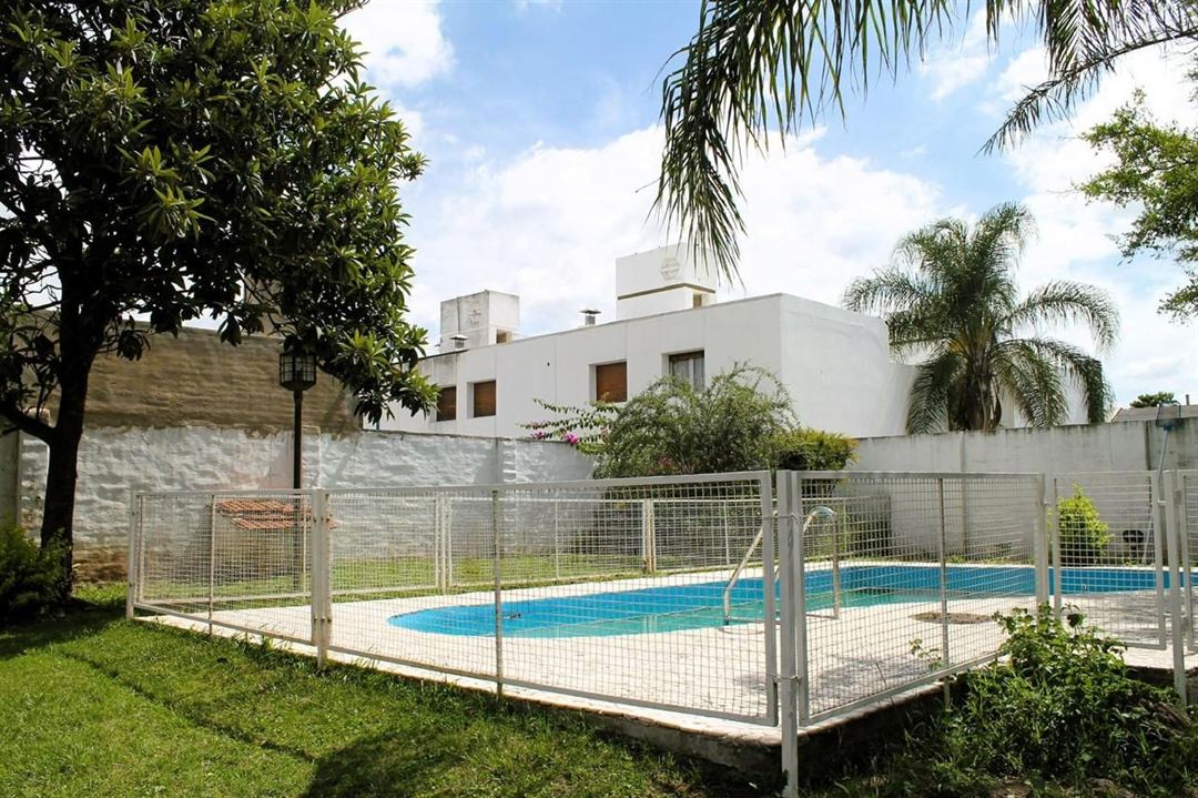 Pileta con parque