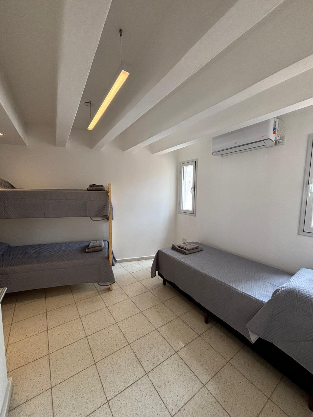 Dormitorio con camas y cucheta