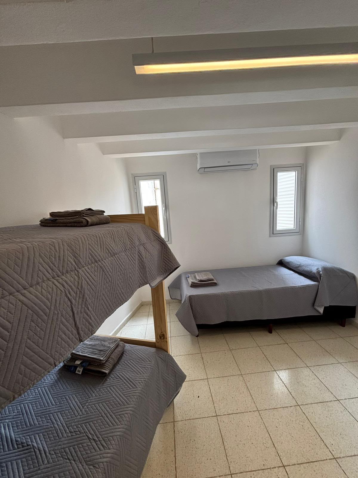 Dormitorio amplio con varias camas