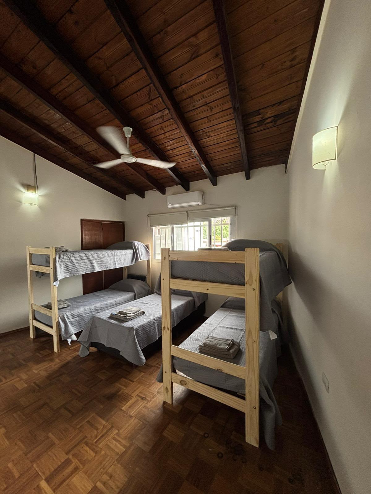 Dormitorio con dos cuchetas