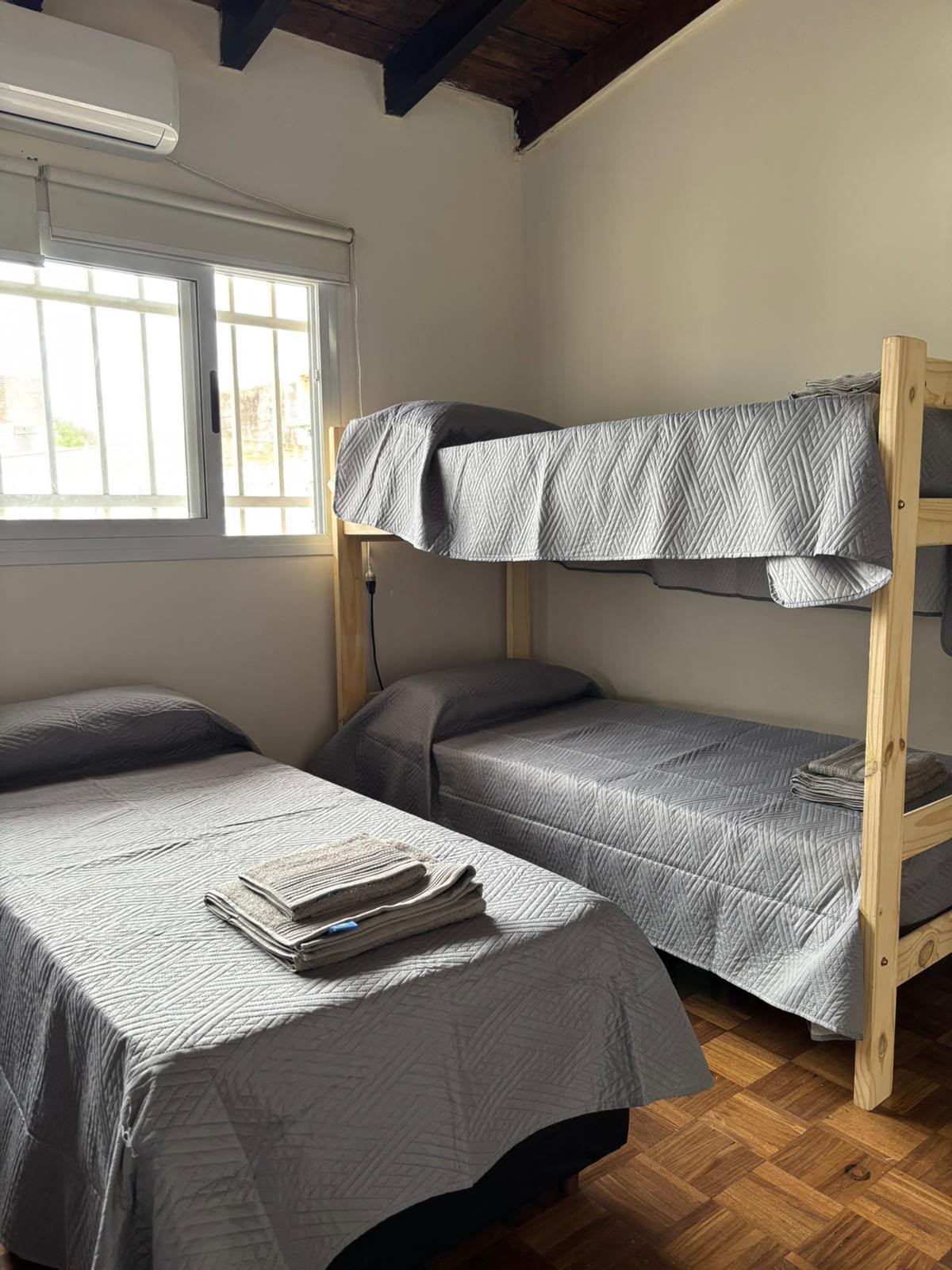 Dormitorio con cucheta y cama