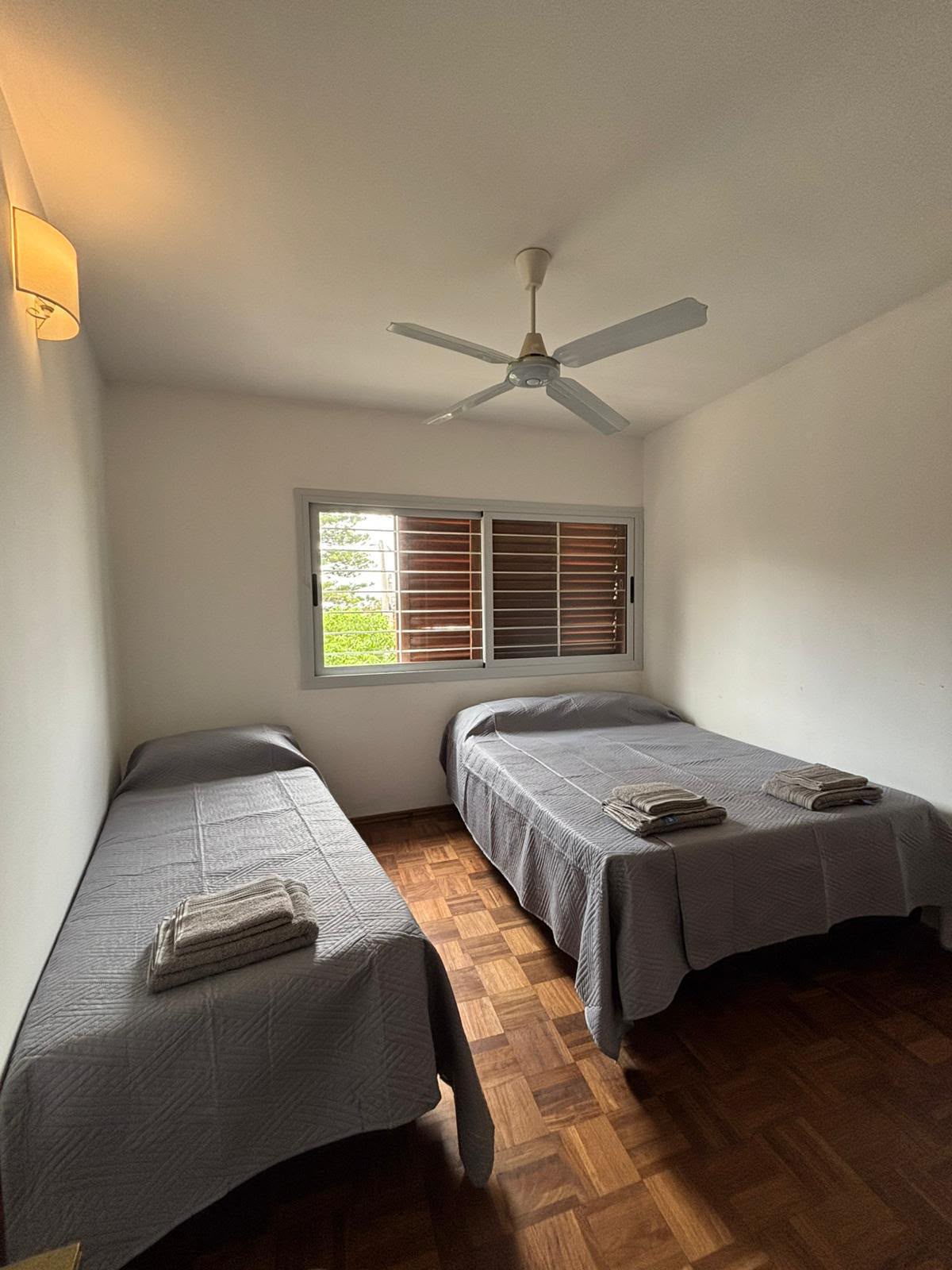 Dormitorio con dos camas