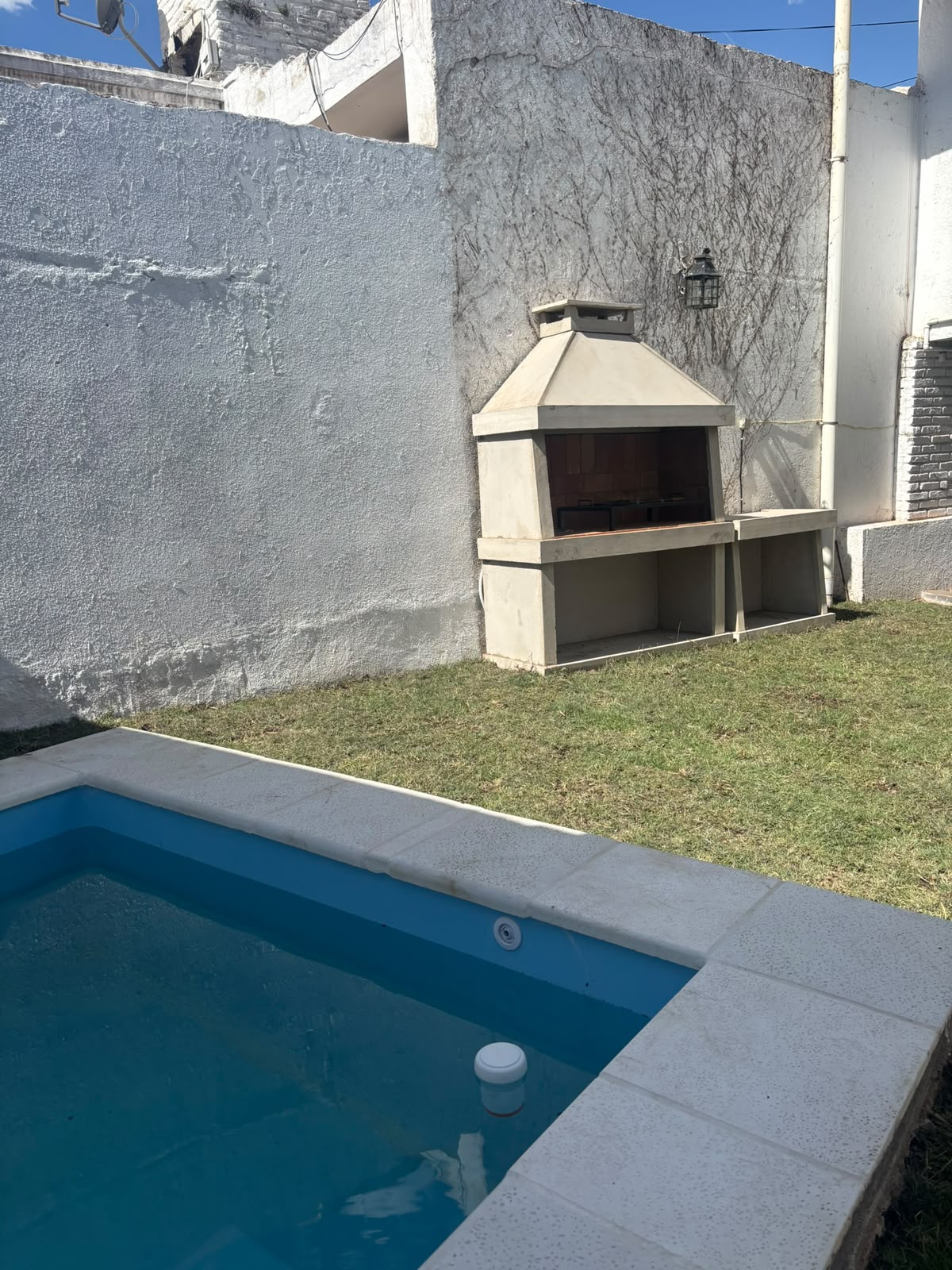 Piscina y parrilla