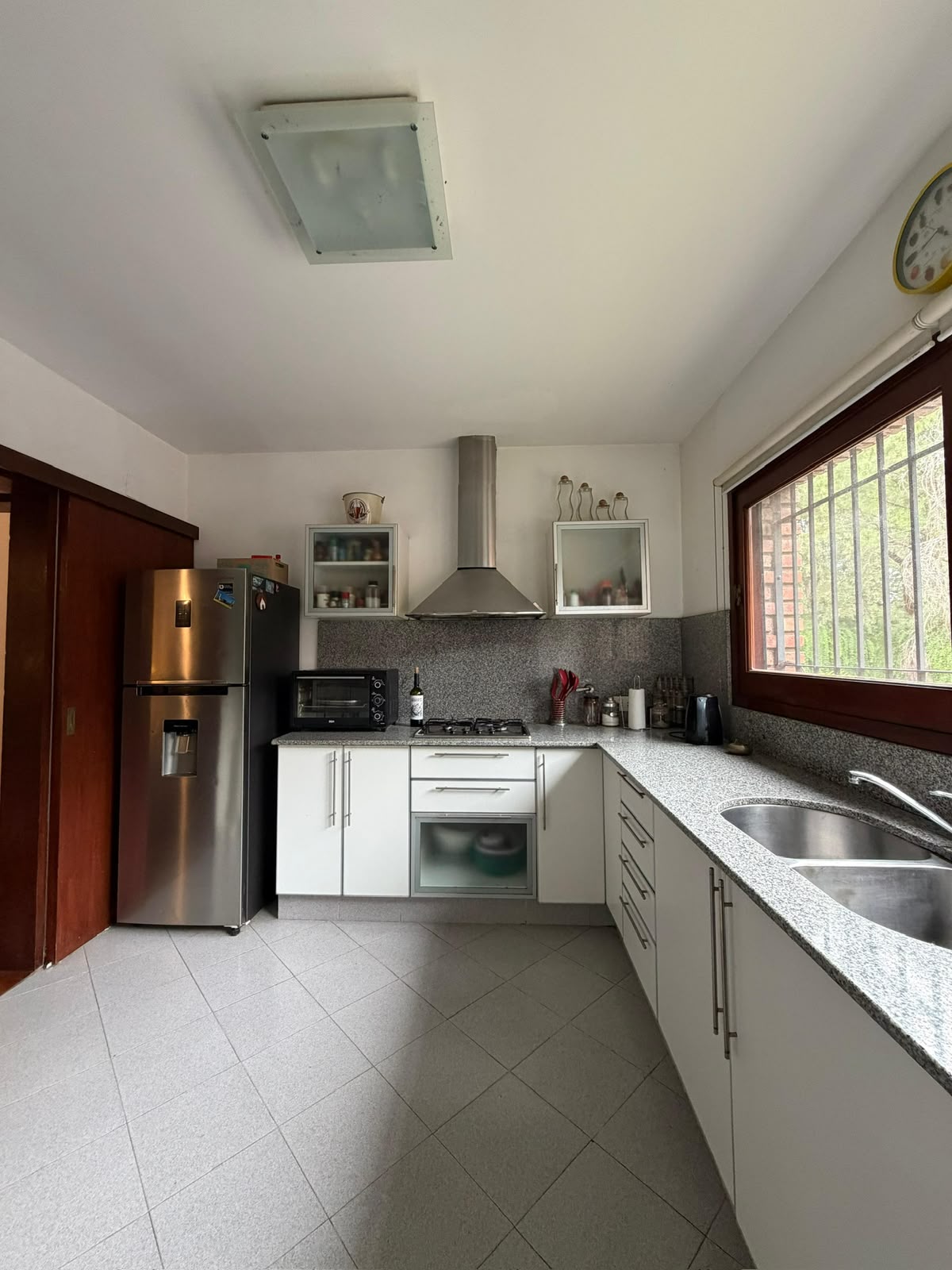 Cocina con heladera