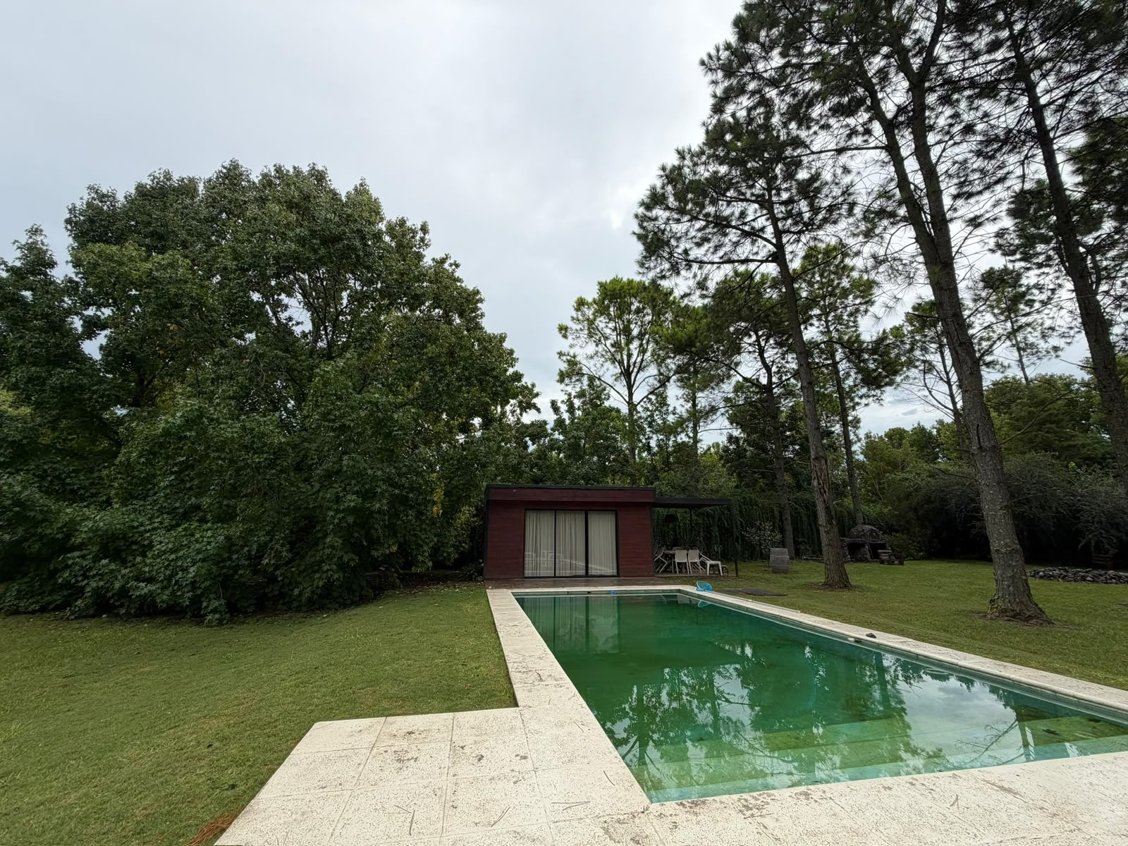 Casa de las Piedras — jardín con piscina