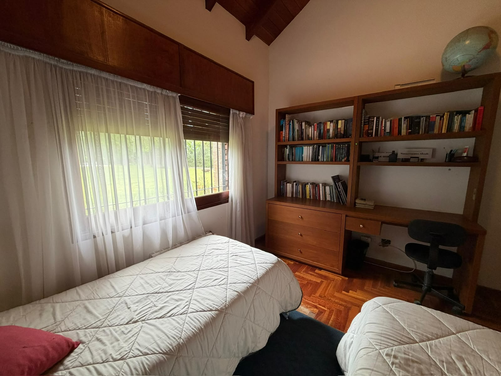 Dormitorio con escritorio y biblioteca
