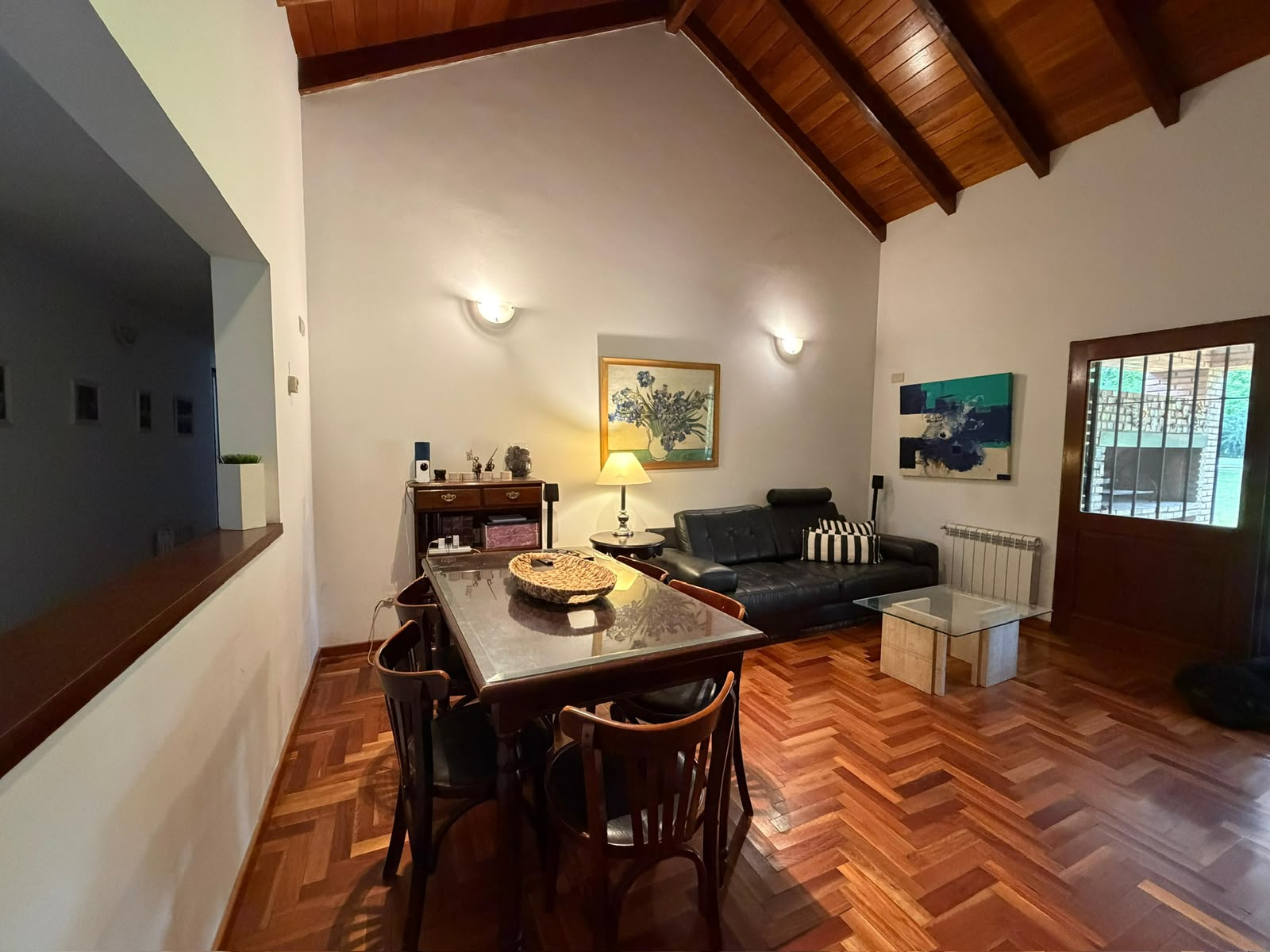 Living-comedor con techo de madera