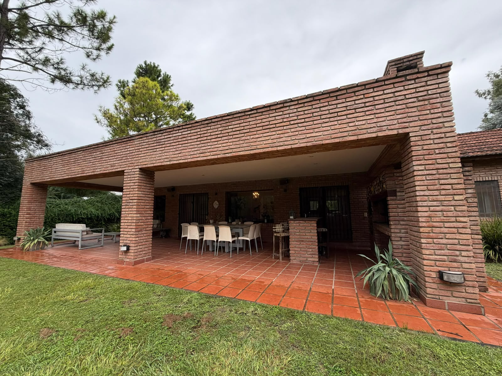 Casa de las Piedras — galería y quincho