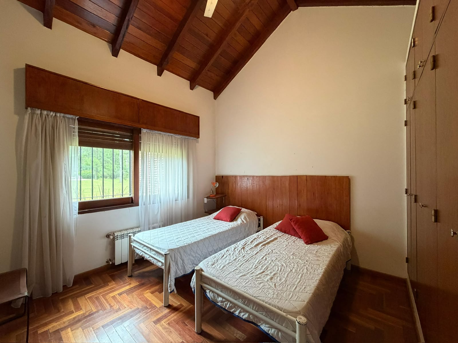 Dormitorio con dos camas